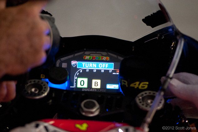 Приборная панель OLED на мотоцикле Ducati Desmosedici GP12