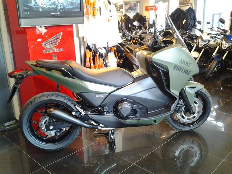 Специальные версии скутера Honda Integra: Carbon Look и Army Edition