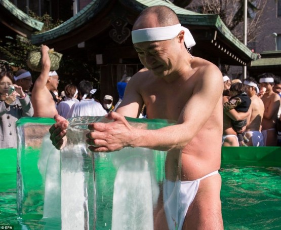 Японская традиция обнимания с ледяными глыбами