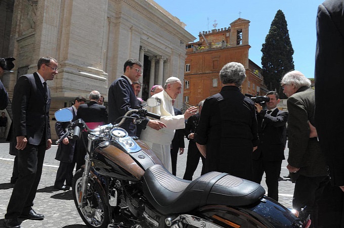 Папа Римский Франциск продаст свой Harley-Davidson Dyna Super Glide