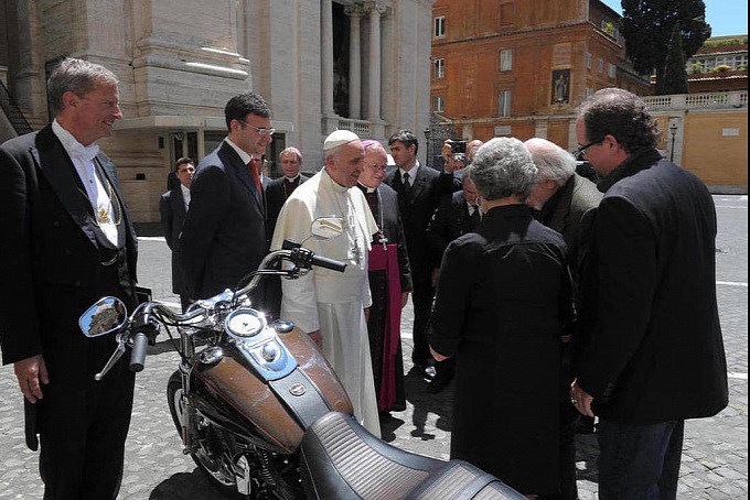 Мотоцикл Папы Римского продали за 328 527 долларов