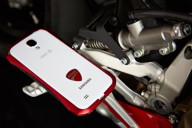Ducati: тематические кейсы для топовых смартфонов