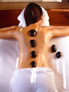 Стоун-терапия - лечебный массаж камнями