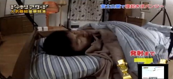 Спящего японца катапультировали на кровати