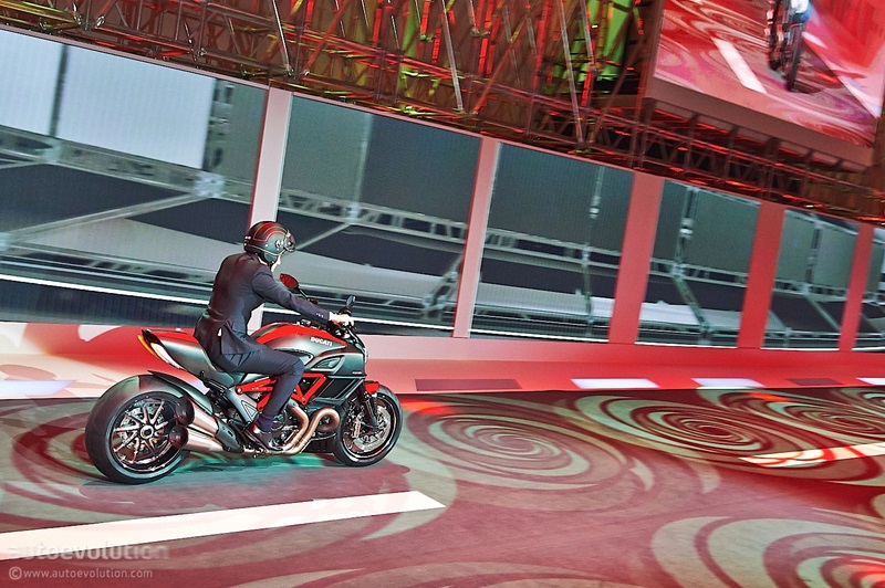 Живые фотографии и спецификация Ducati Diavel 2014/2015