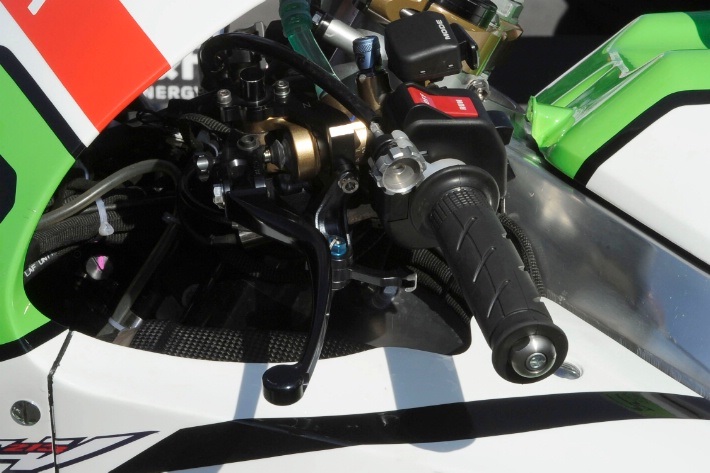 Дополнительный рычаг на прототипах Yamaha YZR-M1 2014