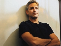 Джордж Клуни стал объектом для поцелуев