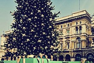 Италия: в Милане установили рождественскую елку от Тиффани