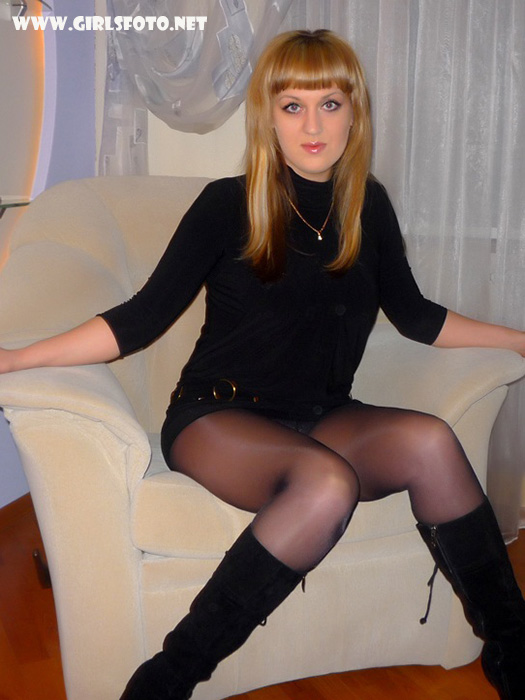Look under the skirt in pantyhose