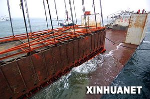 В Китае подняли со дна моря старинный корабль