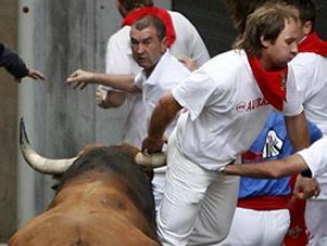 Испания: разъяренный бык набросился на участников