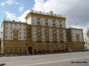 Посольство США в Москве временно не выдает визы россиянам