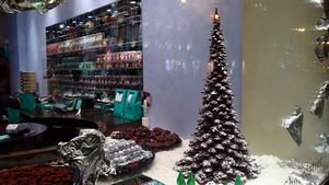 Во Франции к Рождеству создали 10-метровую шоколадную елку