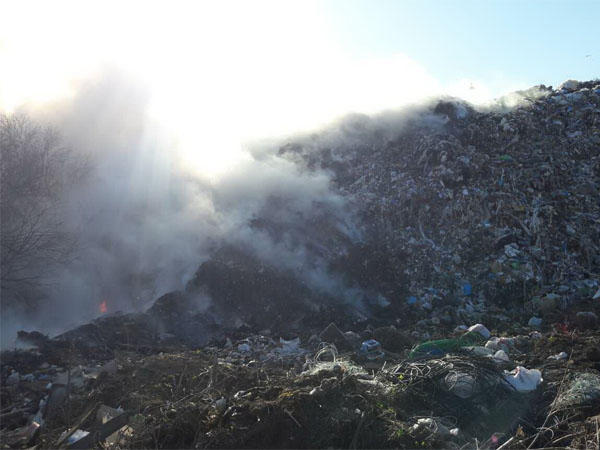 В Харьковской области тушат большенный пожар на мусорном полигоне(фото)