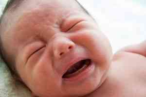 Почему новорожденный ребенок не спит ночью: возможные причины
