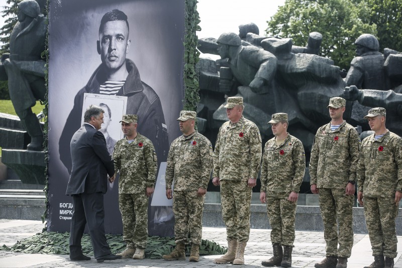 «Четверте покоління» є цвітом нації, що стали на захист України – Президент на відкритті фотовиставки до Дня пам’яті та примирення