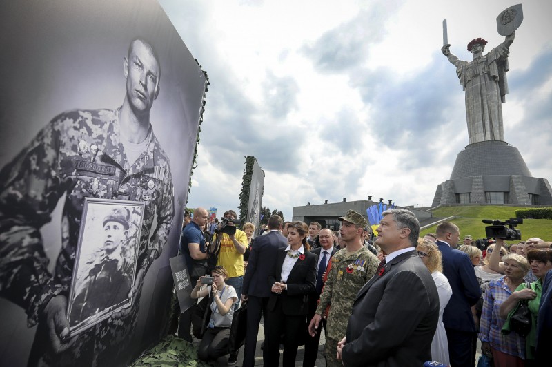 «Четверте покоління» є цвітом нації, що стали на захист України – Президент на відкритті фотовиставки до Дня пам’яті та примирення