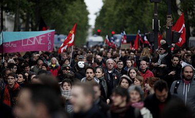 В Париже миновала акция протеста после победы Макрона: фото
