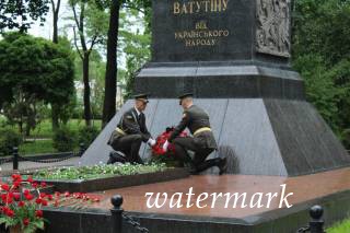 Офицеры Сухопутных сильев ВСУ возложили цветы к монументу советского генерала, убитого бойцами УПА