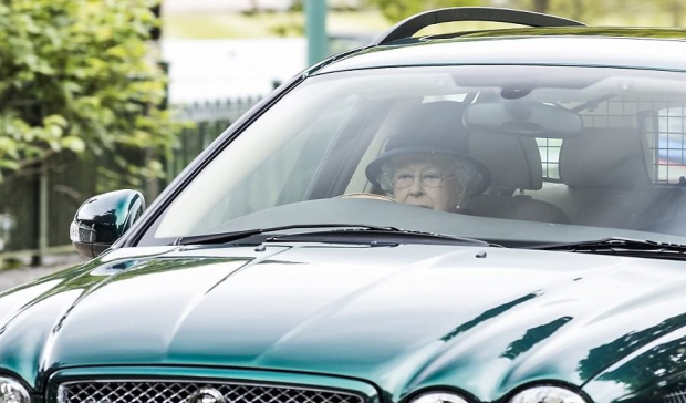 Елизавета II продолжает самостоятельно водить автомобиль