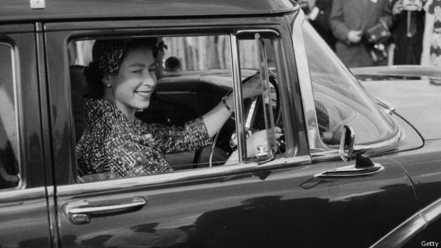 Елизавета II продолжает самостоятельно водить автомобиль