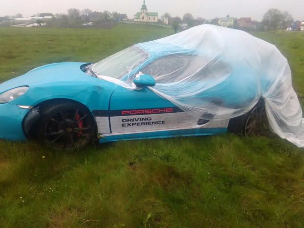 ТопЖыр: возле Львова заметили стоящий в поле разбитый Porsche