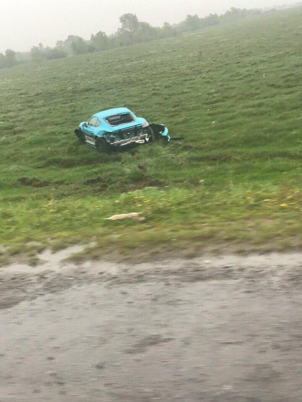 ТопЖыр: возле Львова заметили стоящий в поле разбитый Porsche